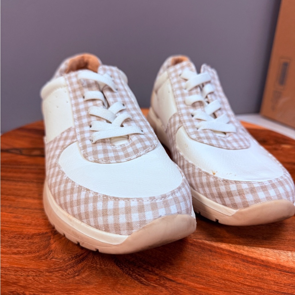 Life Stride Beige and White Sneakers‎